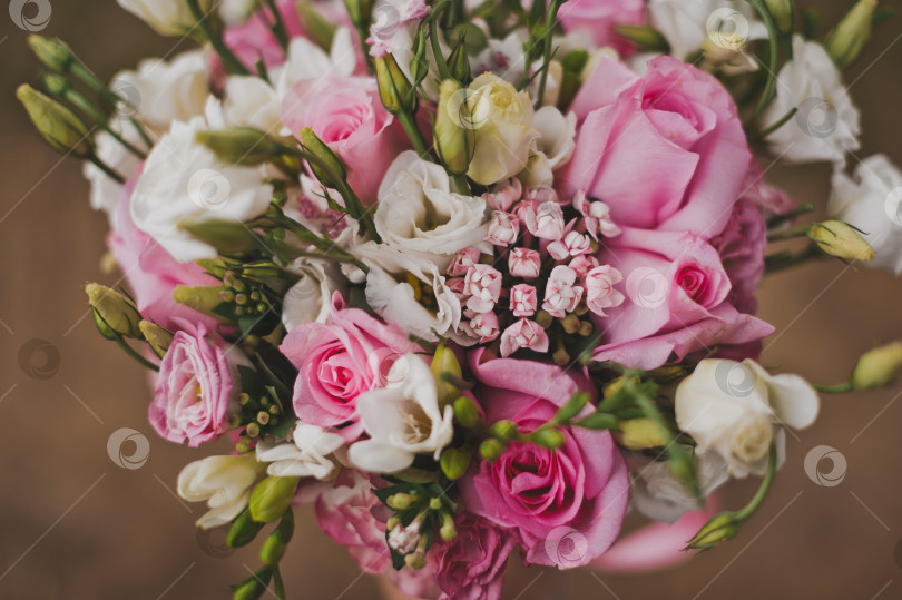 Скачать Нежный букет из розовых и белых цветов в руках невесты 214 фотосток Ozero
