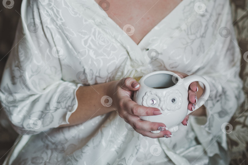 Скачать Невеста утром держит в руках большую кружку с чаем 1941 года выпуска. фотосток Ozero
