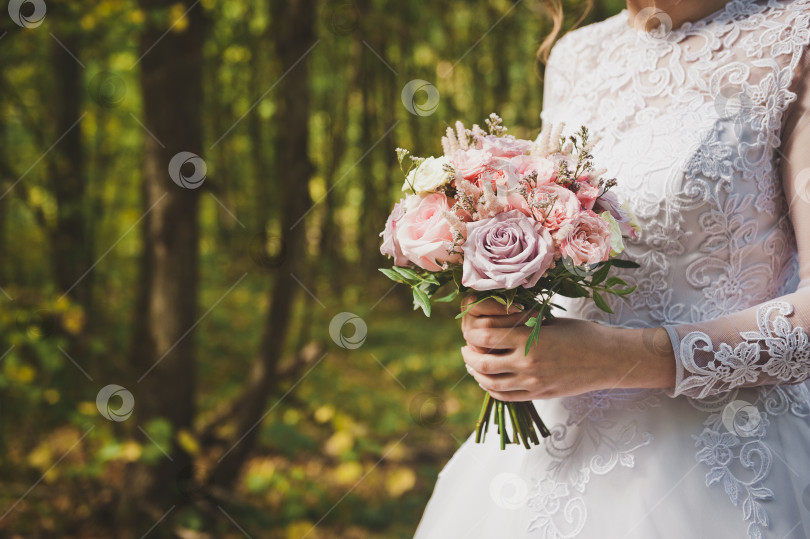Скачать Невеста держит в руках букет цветов 2285. фотосток Ozero