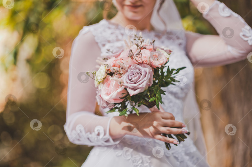 Скачать Невеста держит в руках букет цветов 2289. фотосток Ozero