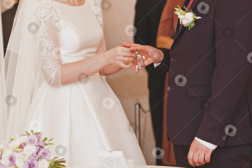 Скачать Невеста надевает обручальное кольцо своему мужу 2258. фотосток Ozero