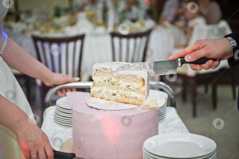 Скачать Процесс разрезания свадебного торта на торжестве 2237. фотосток Ozero