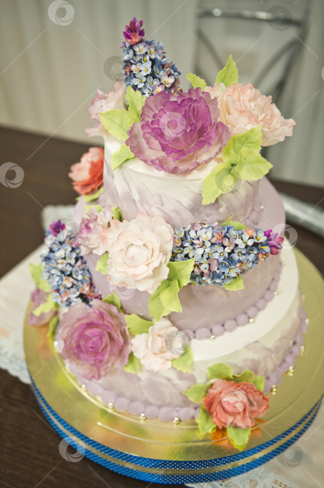 Скачать Необычный свадебный торт в три яруса 2211. фотосток Ozero
