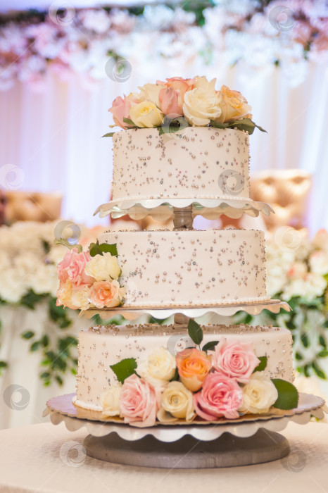 Скачать свадебный торт, украшенный жевательными розами. фотосток Ozero
