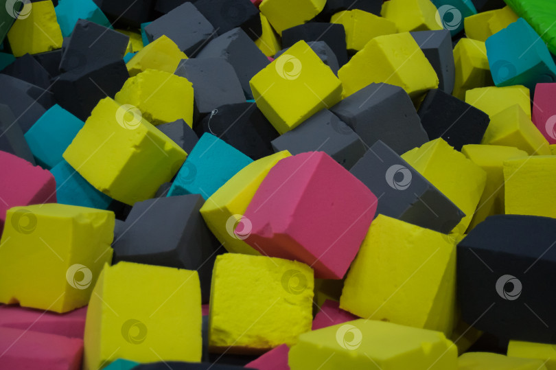 Скачать разноцветные кубики из поролона в батутном центре фотосток Ozero