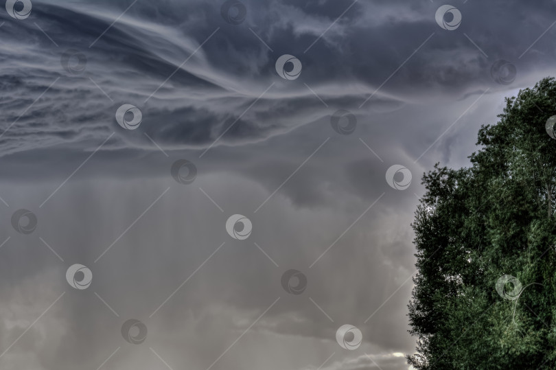 Скачать Грозовые тучи, волнистые облака в небе фотосток Ozero