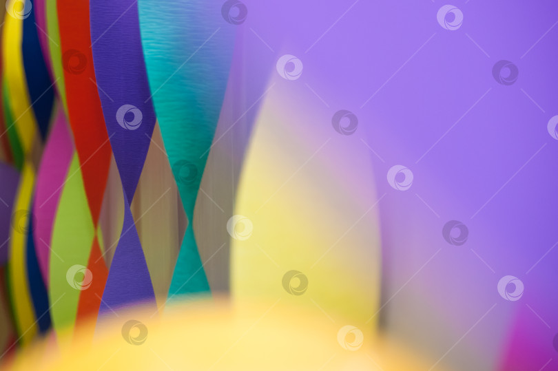 Скачать Разноцветные праздничные ленты, фоновое изображение. фотосток Ozero
