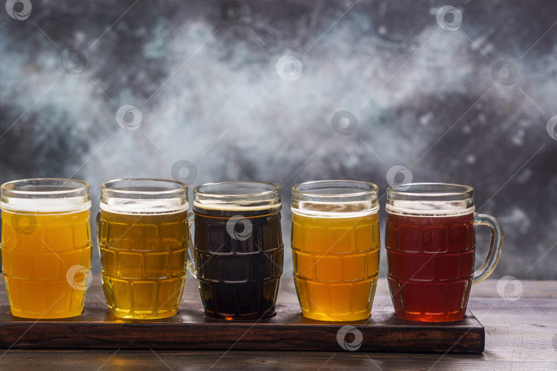Скачать Дегустационный набор различных сортов пива на фоне гранжа фотосток Ozero