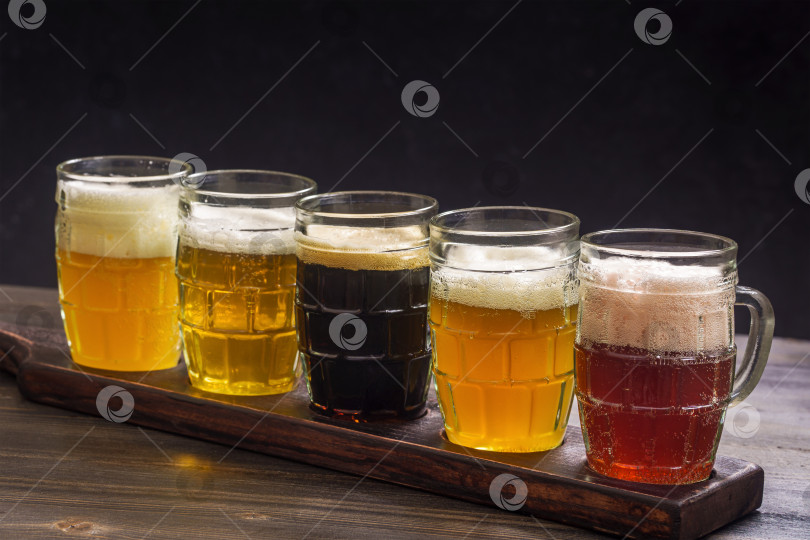 Скачать Дегустационный набор из различных сортов пива фотосток Ozero