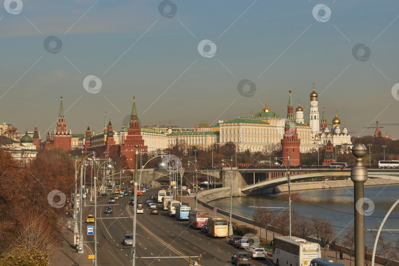 Скачать Москва, Россия - 25 октября 2014 года: Вид на Московский Кремль с Патриаршего моста. фотосток Ozero