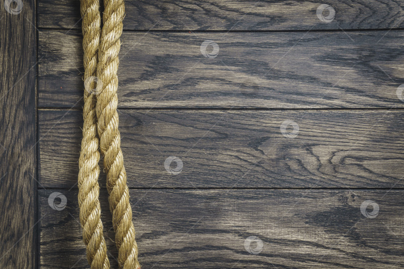 Скачать Толстая веревка на деревянном фоне фотосток Ozero