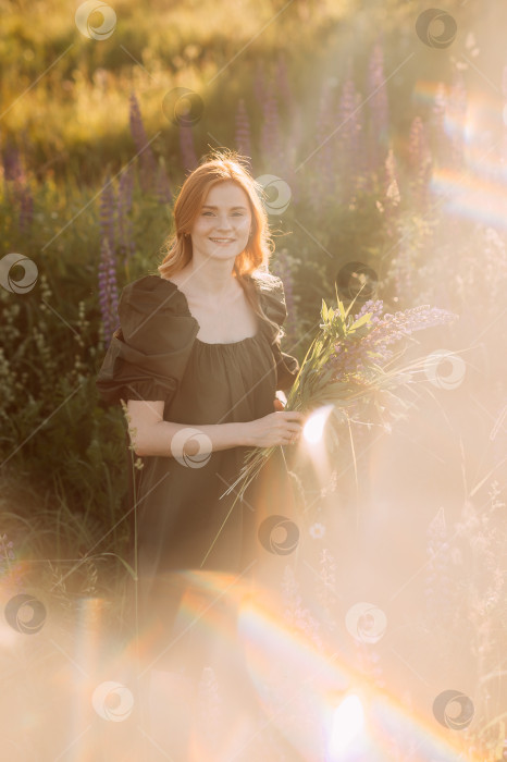 Скачать Прекрасный портрет девушки на лугу в лучах солнца 3282. фотосток Ozero