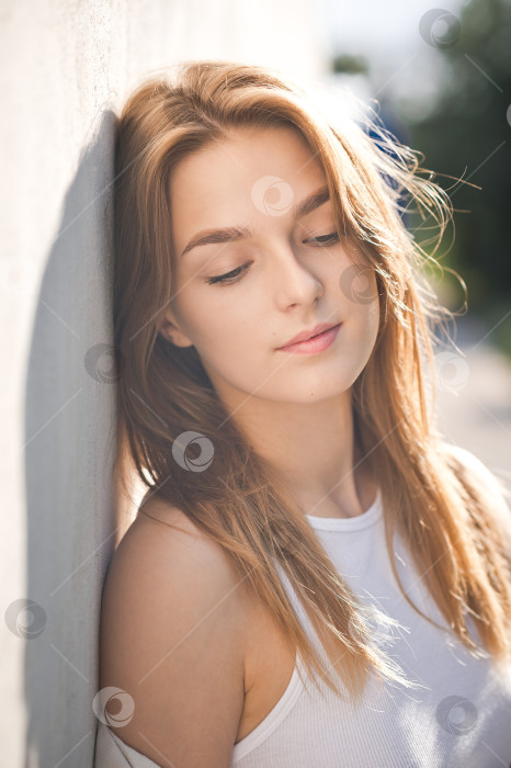 Скачать Прекрасный портрет молодой девушки в солнечном свете 3682. фотосток Ozero