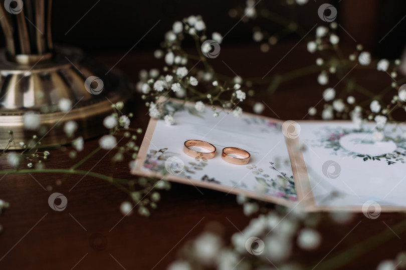 Скачать Прикроватный столик со свадебными украшениями 3770. фотосток Ozero