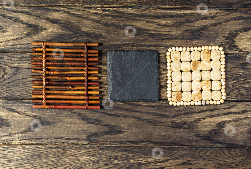 Скачать Три пустые подставки для рукоделия на фоне деревянного стола фотосток Ozero