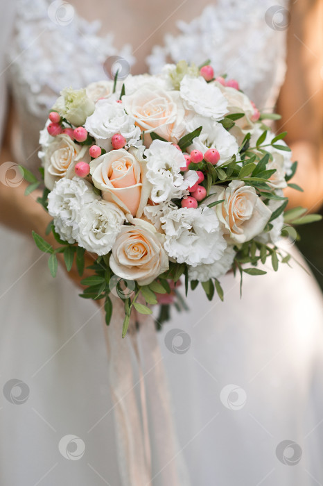 Скачать Букет красивых цветов в руках невесты 3200. фотосток Ozero