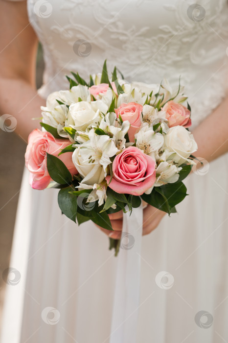 Скачать Букет цветов в руках невесты крупным планом 3888. фотосток Ozero