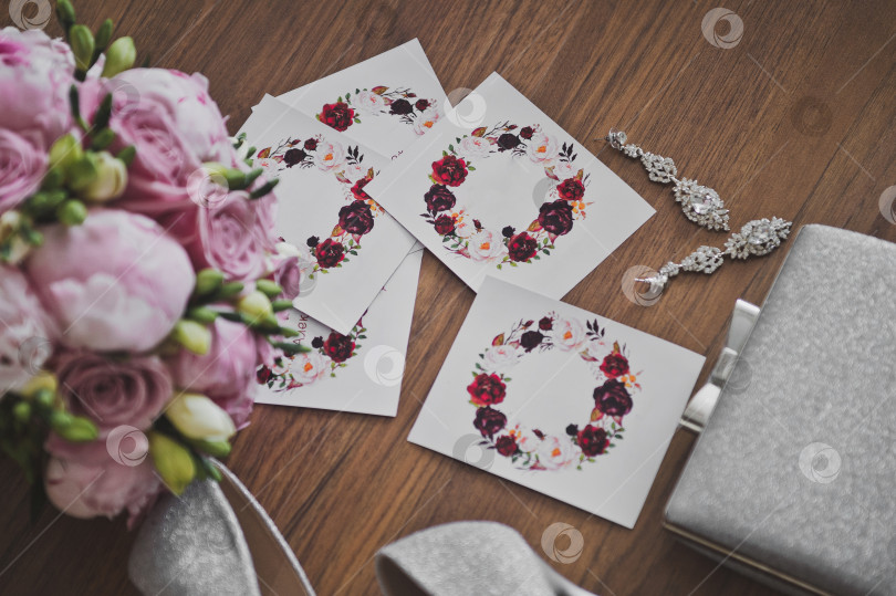 Скачать Букет роз и свадебные украшения стоят на столе 2628. фотосток Ozero