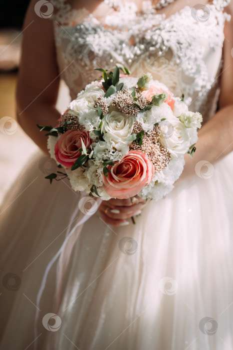 Скачать Невеста в футуристическом свадебном платье держит букет 3909. фотосток Ozero