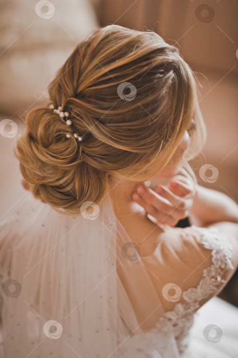Скачать Невеста с красивой прической и украшениями в волосах 2603. фотосток Ozero