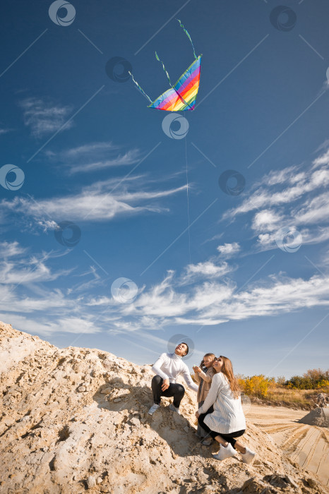 Скачать Ребенок играет с воздушным змеем на песке 3329. фотосток Ozero