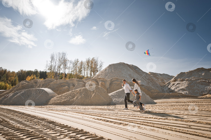 Скачать Ребенок играет с воздушным змеем на песке 3341. фотосток Ozero