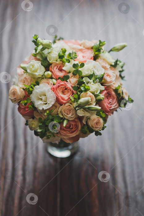 Скачать Нежный свадебный букет с розовыми розами и зеленью 2584. фотосток Ozero