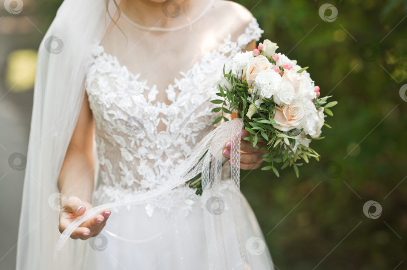 Скачать Парящий букет в руках невесты на природе 3198. фотосток Ozero