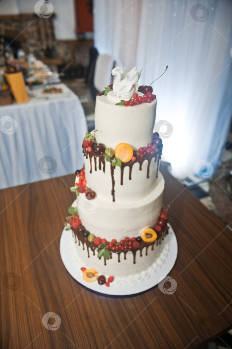 Скачать Четырехэтажный свадебный торт 2776. фотосток Ozero