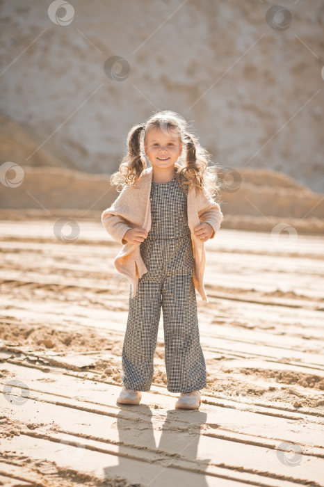 Скачать Девушка на фоне песка и неба 3338. фотосток Ozero