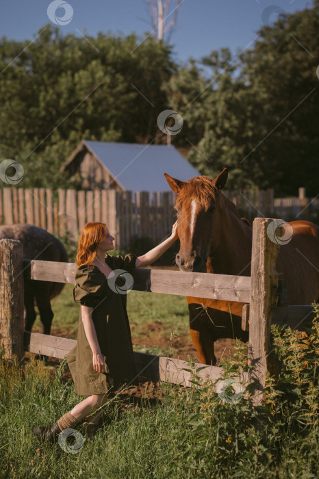 Скачать Девушка и загон с лошадьми 3230. фотосток Ozero