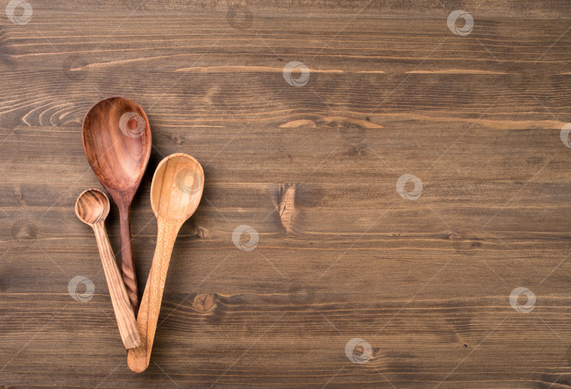 Скачать Три деревянные ложки слева от деревянного стола фотосток Ozero
