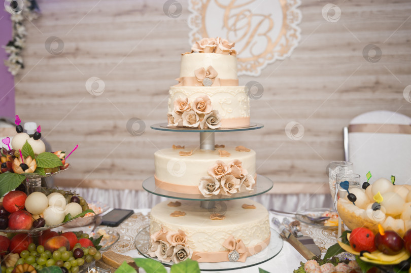 Скачать Огромный торт, украшенный фруктами и ягодами на свадьбу 2787. фотосток Ozero