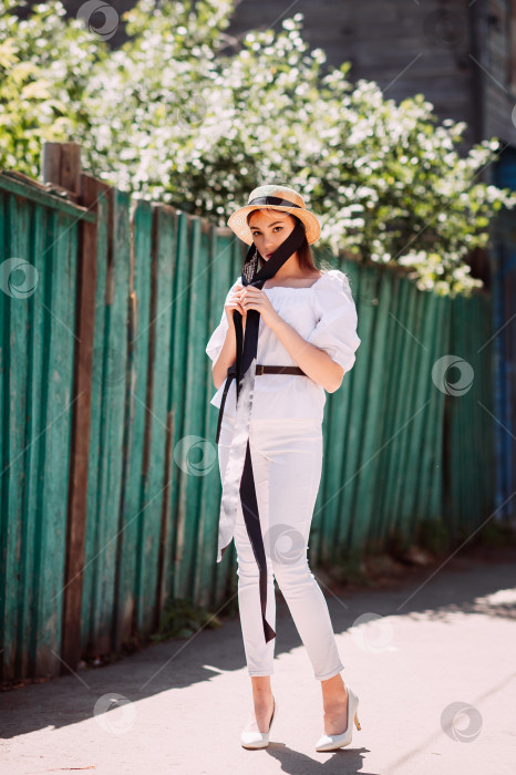 Скачать Радостный портрет молодой девушки с букетом полевых цветов и шляпой 3 фотосток Ozero
