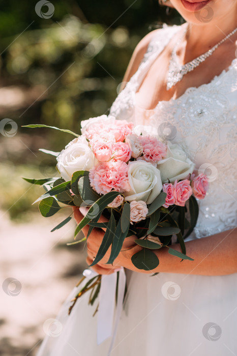 Скачать Большой букет из белых и розовых роз в руках невесты 3945. фотосток Ozero