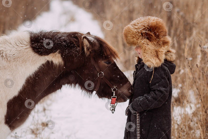 Скачать Большой портрет девочки в меховой шапке и красно-белом пони 3102. фотосток Ozero