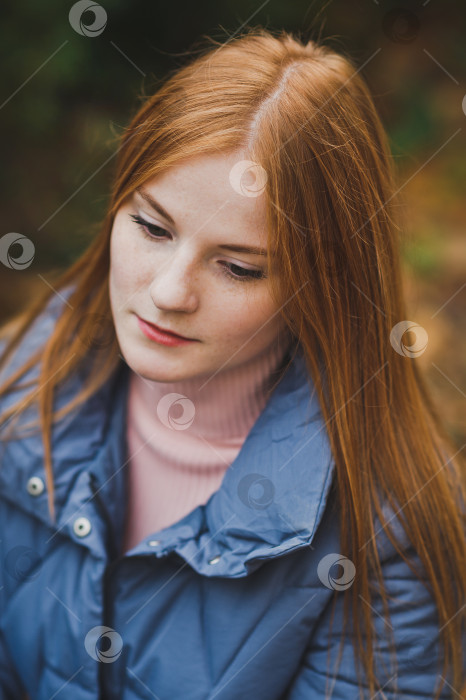 Скачать Большой портрет рыжеволосой девушки на фоне природы 2749 фотосток Ozero