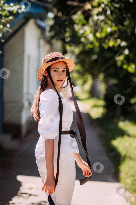 Скачать Большой портрет молодой девушки на весенней прогулке по городу 3612. фотосток Ozero