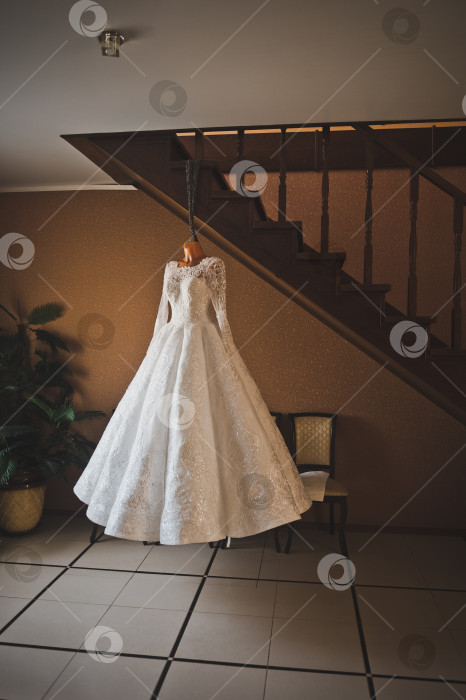 Скачать На лестничной клетке 2624 висит манекен в белом свадебном платье фотосток Ozero