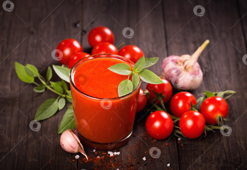 Скачать Стакан томатного сока с базиликом и помидорами фотосток Ozero