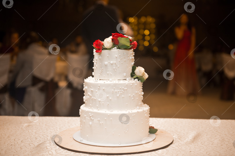 Скачать Трехъярусный торт с цветами сверху 3145. фотосток Ozero