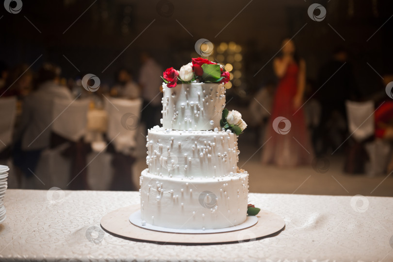 Скачать Трехъярусный торт с цветами сверху 3146. фотосток Ozero