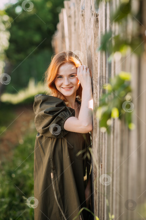 Скачать Деревенская пастораль с рыжеволосой молодой девушкой 3262. фотосток Ozero
