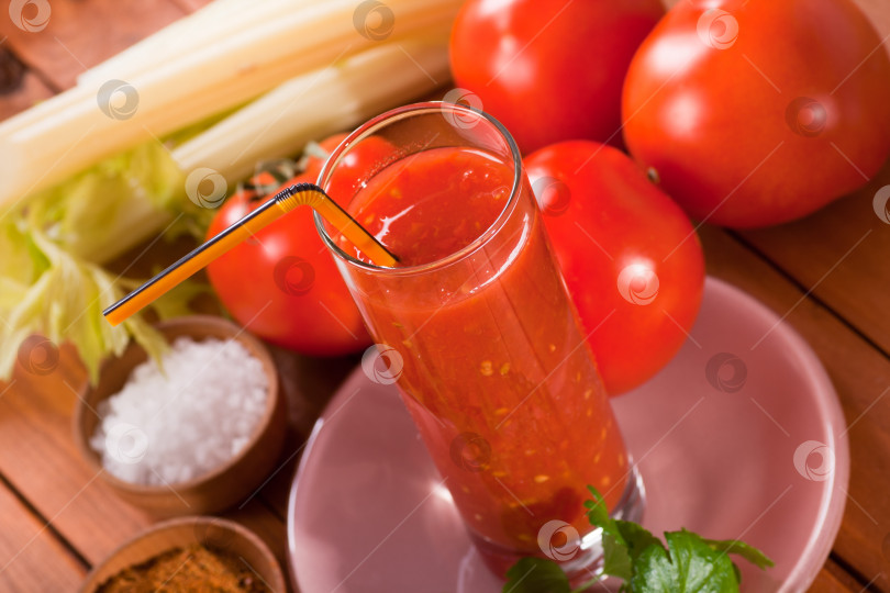 Скачать Натюрморт из томатного сока с сельдереем фотосток Ozero