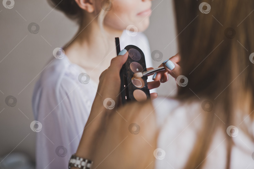 Скачать Нанесение макияжа на женское лицо 2484. фотосток Ozero