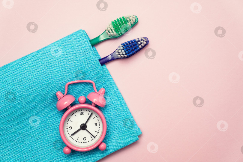 Скачать Зубная щетка и будильник на розовом фоне фотосток Ozero