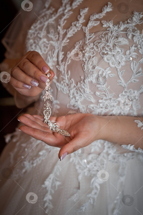 Скачать Красивые серьги в руках невесты 3167. фотосток Ozero