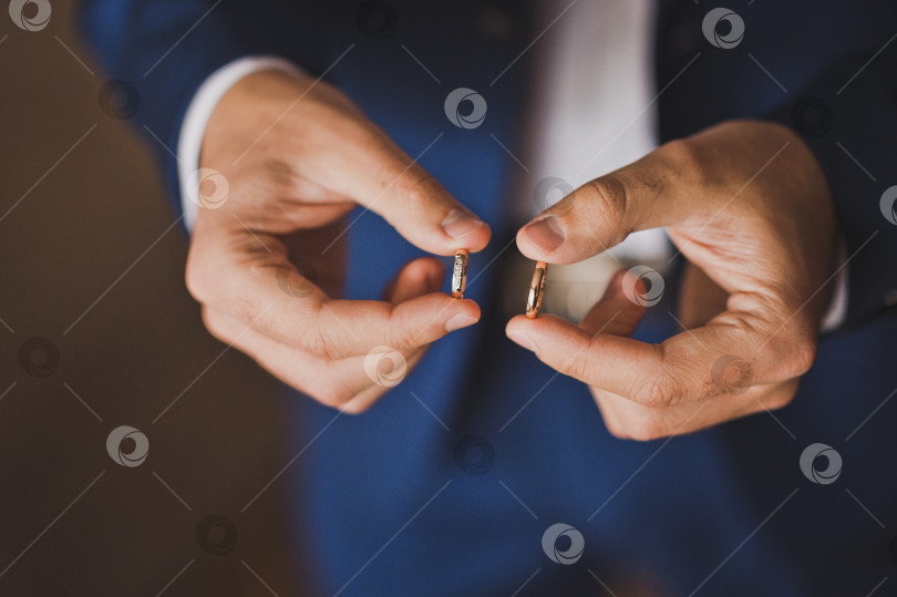 Скачать Красивые обручальные кольца на руках фотосток Ozero