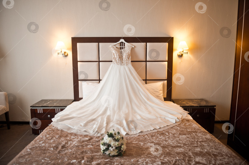 Скачать Красиво разложенное на кровати свадебное платье 2497. фотосток Ozero