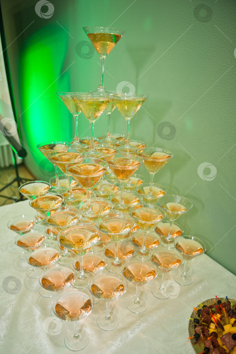 Скачать Бокалы для шампанского расставлены в виде горки на праздничном банкете 2643. фотосток Ozero